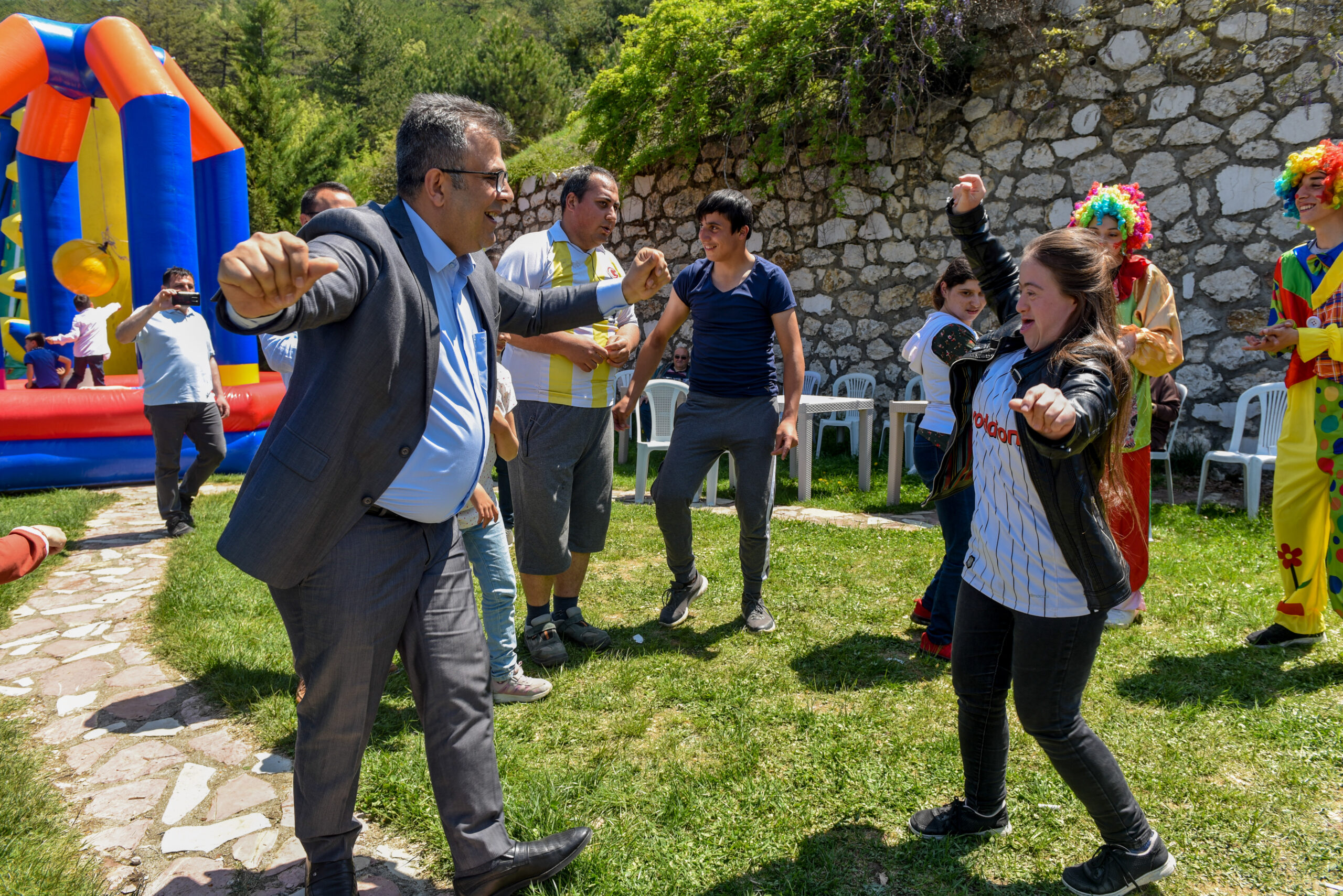 Belediye Başkanı “Özel çocuklarla oyun havası eşliğinde oynadı”