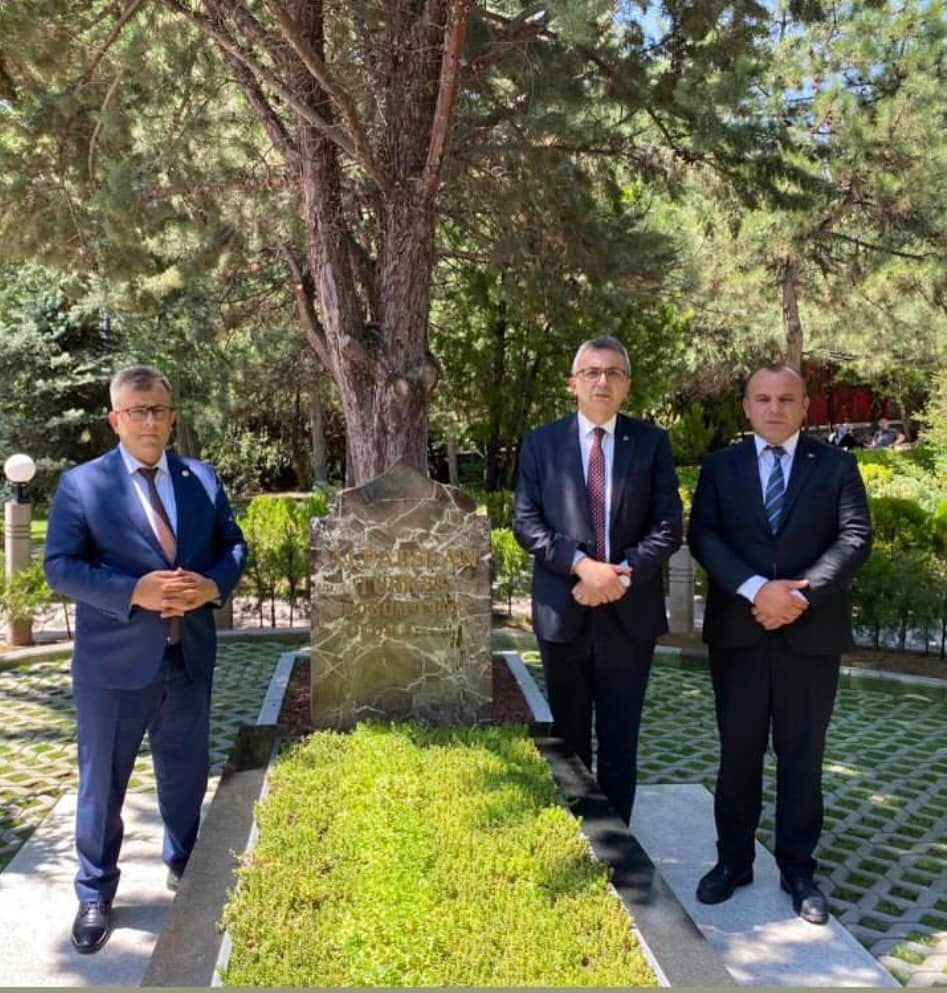 Başkanlardan Türkeş’in Kabrine Ziyaret