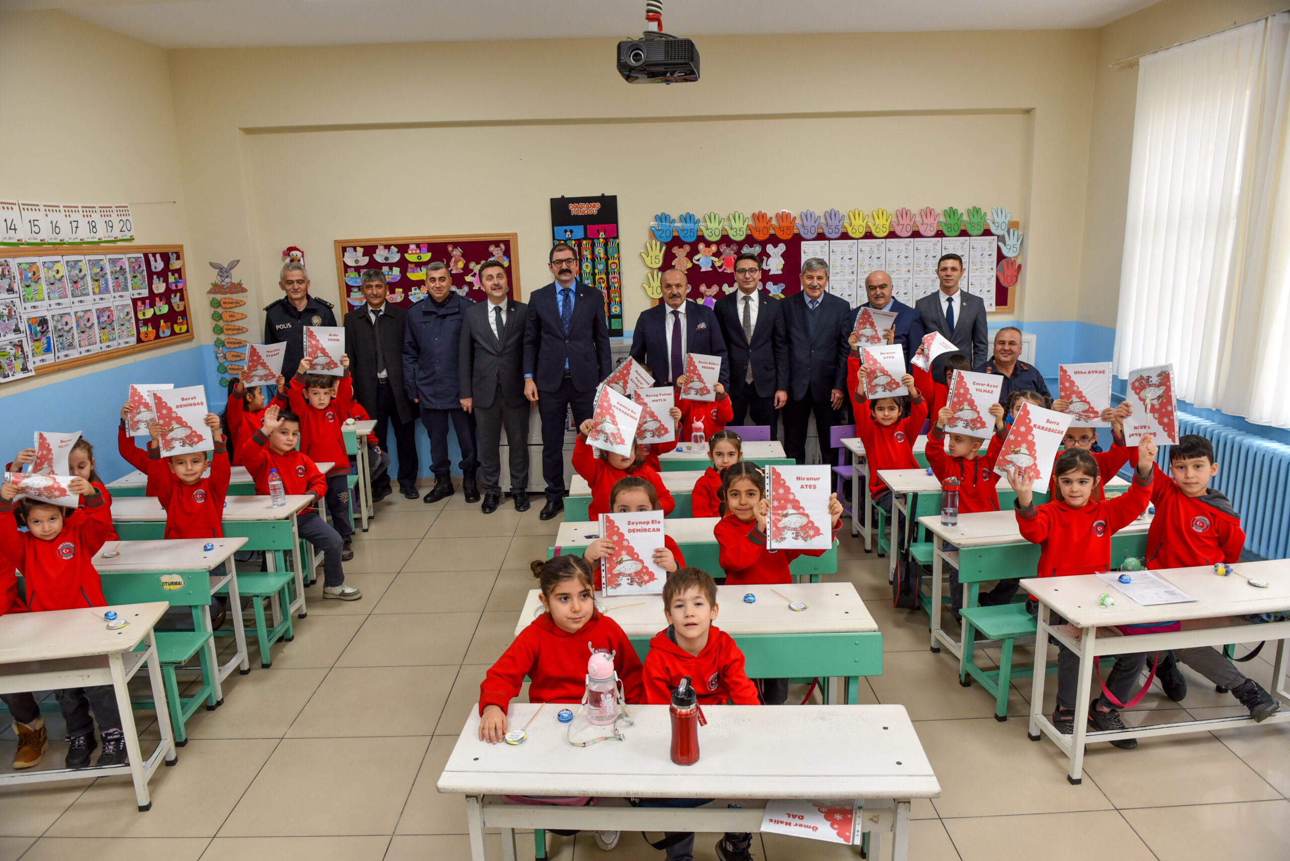 Taşköprü’de Öğrencilere Karnelerini Protokol Üyeleri Takdim Etti.