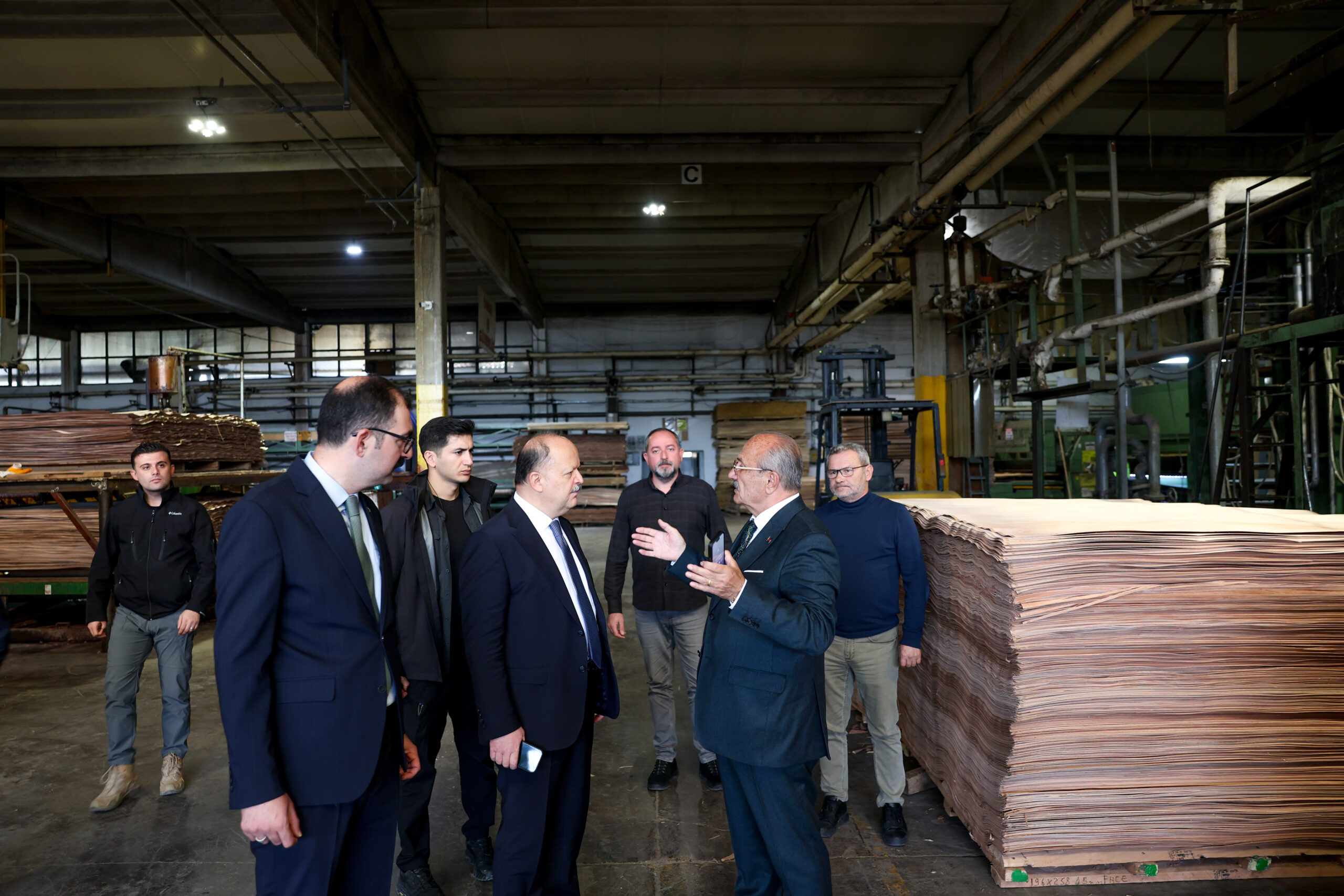 Kastamonu Vali Meftun Dallı, Ekol Kontraplak Fabrikasını Ziyaret Etti